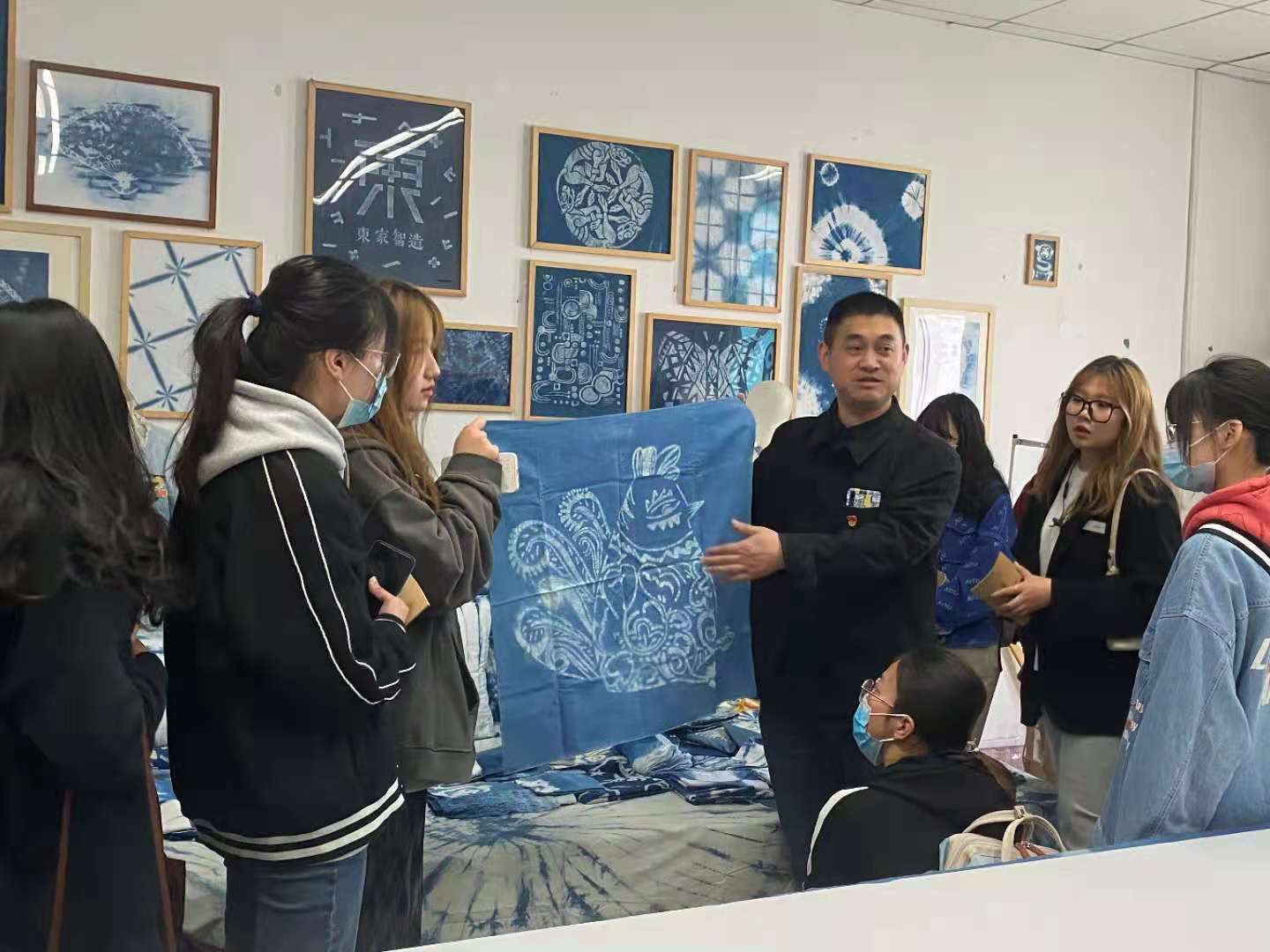 攜手并進(jìn)，共繪藝設(shè)新篇——江蘇大學(xué)藝術(shù)學(xué)院師生赴藝術(shù)設(shè)計學(xué)院考察交流活動紀(jì)實